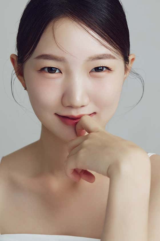 정돈된 업스타일과 은은한 색조의 메이크업