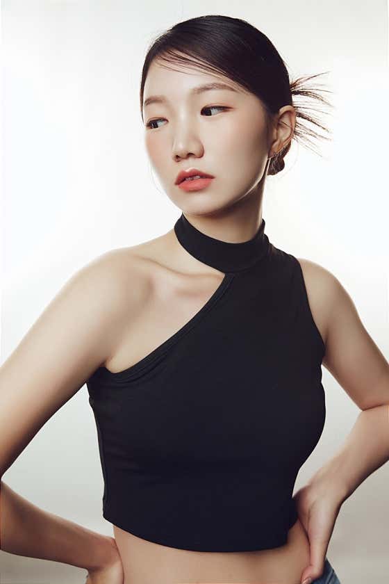 묶음 헤어와 메이크업을 연출한 윤블랑 플레이스 등록 모델 사진